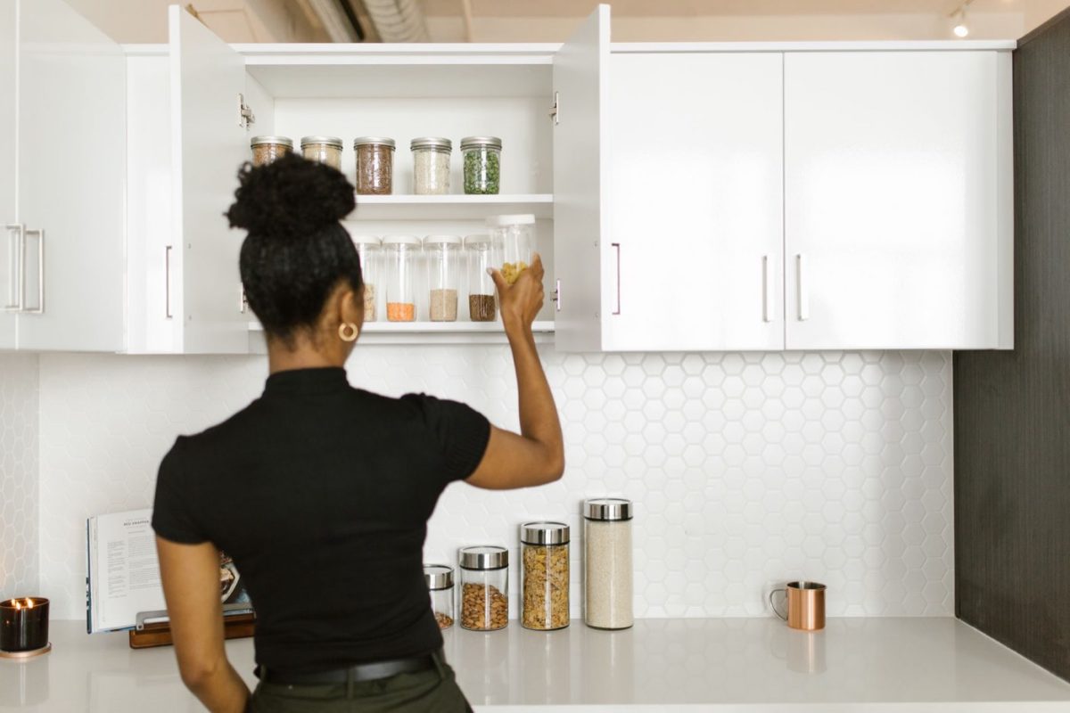 Comparatif : quel système pour organiser un placard de cuisine