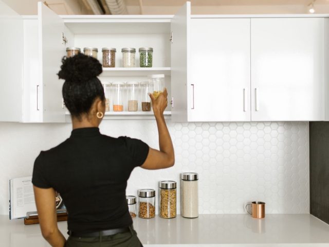 Comparatif : quel système pour organiser un placard de cuisine